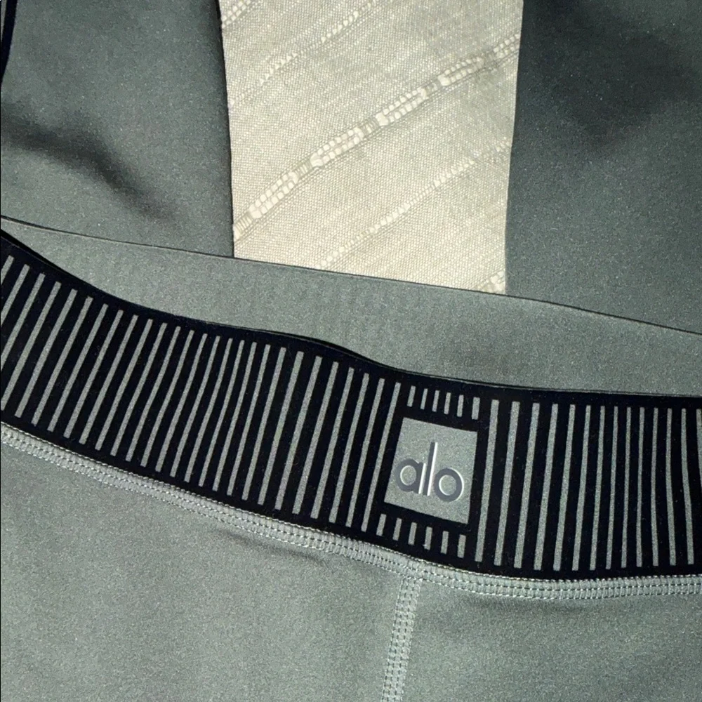 ALO airlift line up leggings dark cactus - Picture 3 of 6